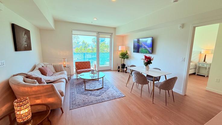Elegant gestaltetes Wohnzimmer mit moderner Einrichtung in einer Wohnung im Building De Longpre Avenue - one-lux-stay-1 - 1685885 in Los Angeles, Los Angeles