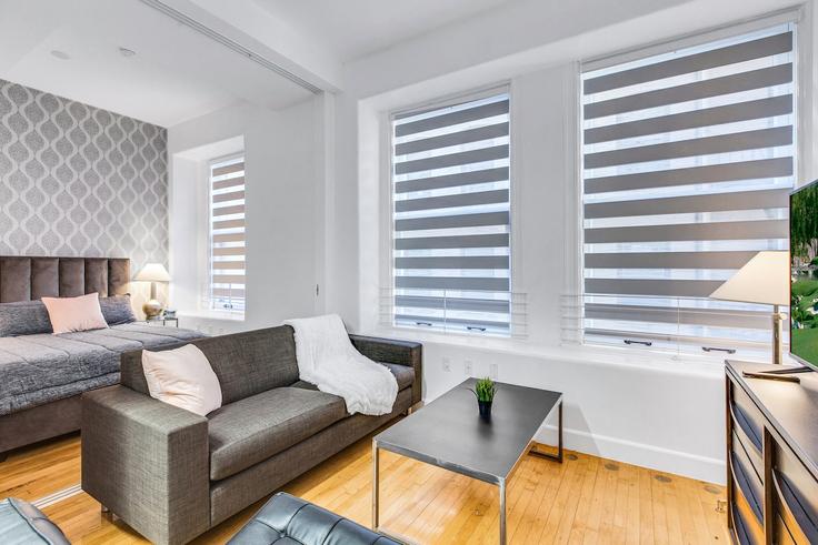 Elegante sala de estar con mobiliario moderno en un apartamento en Building South Spring Street - one-lux-stay-1 - 1685877 en Los Angeles, Los Angeles