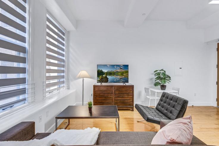 Building South Spring Street - one-lux-stay-1 - 1685877 adresindeki bir dairede modern mobilyalarla zarif bir şekilde tasarlanmış oturma odası Los Angeles, Los Angeles