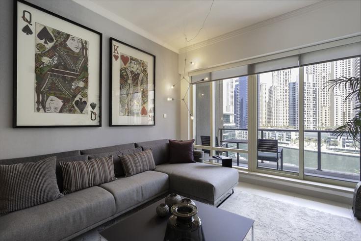 Dubai Marsa DubaiのBuilding Al Gharbi Street - one-perfect-stay - 1500731のアパートメントにある、モダンな家具を備えたエレガントなデザインのリビングルーム