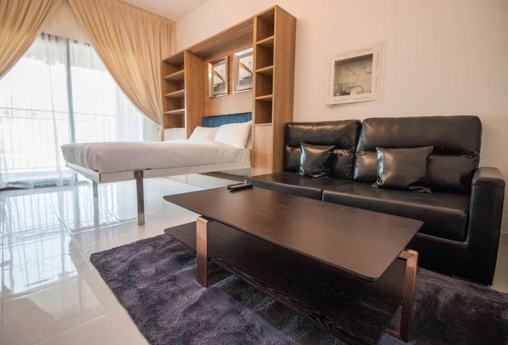 Elegante sala de estar con mobiliario moderno en un apartamento en Building Tariaq Bedon Esm - one-perfect-stay - 1501190 en Al Barsha South Third, Dubai