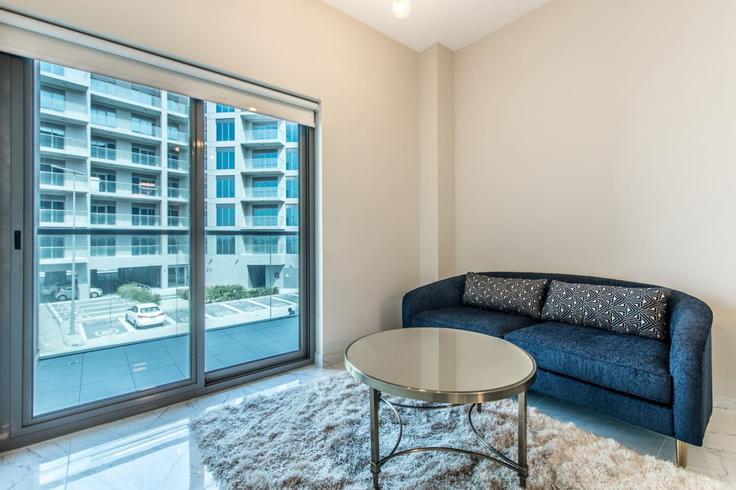 Elegante sala de estar con mobiliario moderno en un apartamento en Building Tariaq Bedon Esm - one-perfect-stay - 1501191 en Madinat Al Mataar, Dubai