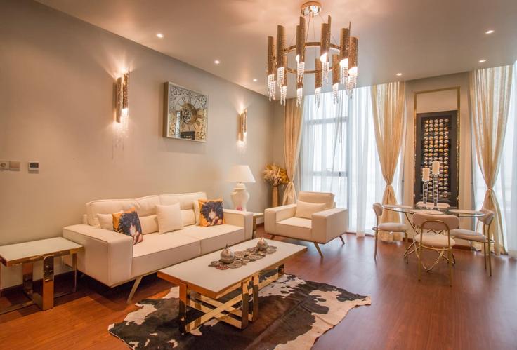 Elegante sala de estar con mobiliario moderno en un apartamento en Building Tariaq Bedon Esm - one-perfect-stay - 1501184 en Madinat Al Mataar, Dubai