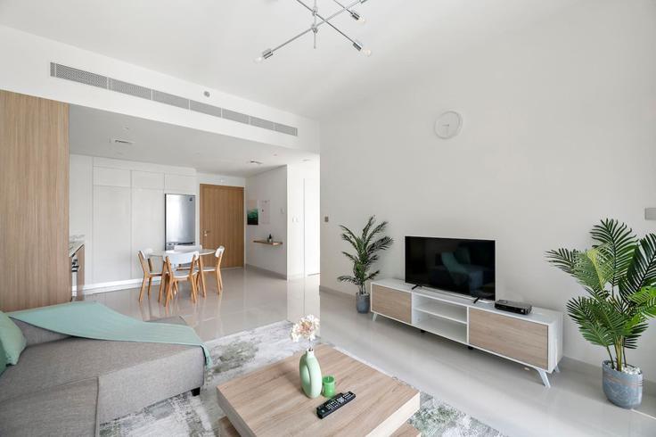 Elegante sala de estar con mobiliario moderno en un apartamento en Building Tariaq Bedon Esm - one-perfect-stay - 1500757 en The Palm Jumeirah, Dubai