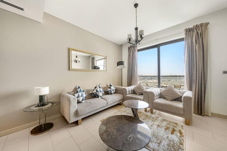 Elegant gestaltetes Wohnzimmer mit moderner Einrichtung in einer Wohnung im Building Tariaq Bedon Esm - one-perfect-stay - 1500774 in Nad Al Sheba, Dubai