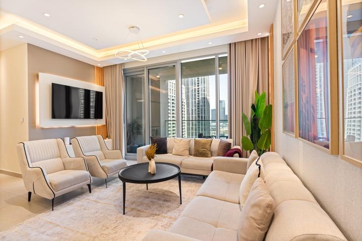 Elegante sala de estar con mobiliario moderno en un apartamento en Building The Lofts West - one-perfect-stay - 1642512 en Downtown Dubai, Dubai