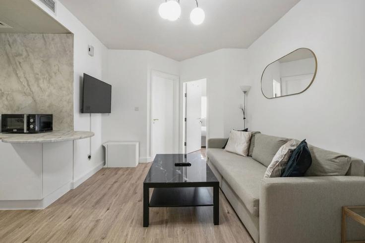 Elegant gestaltetes Wohnzimmer mit moderner Einrichtung in einer Wohnung im Building Tariaq Bedon Esm - one-perfect-stay - 1500747 in JLT, Dubai