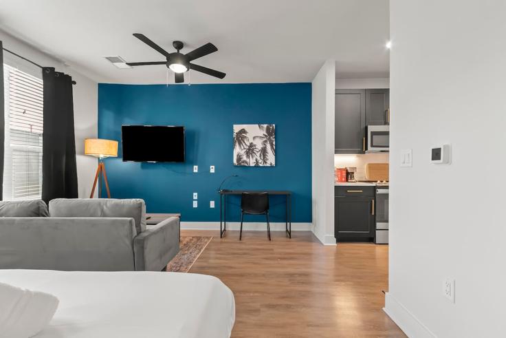 Elegant gestaltetes Wohnzimmer mit moderner Einrichtung in einer Wohnung im Building West Grace Street - one-stone-property-group-indy - 1313886 - TPA in Tampa, Tampa