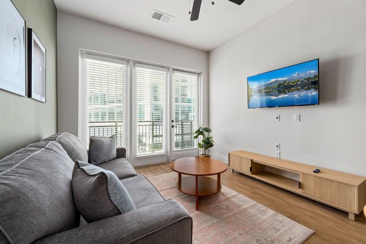 Sala de estar elegantemente projetada com móveis modernos em um apartamento no Building North Mac Dill Avenue - one-stone-property-group-indy - 1313894 - TPA em Tampa, Tampa