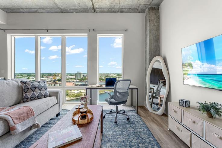 Tampa, Tampa에 위치한 Building North 12th Street - one-stone-property-group-indy - 1313898 - TPA 유닛의 세련된 인테리어가 돋보이는 거실