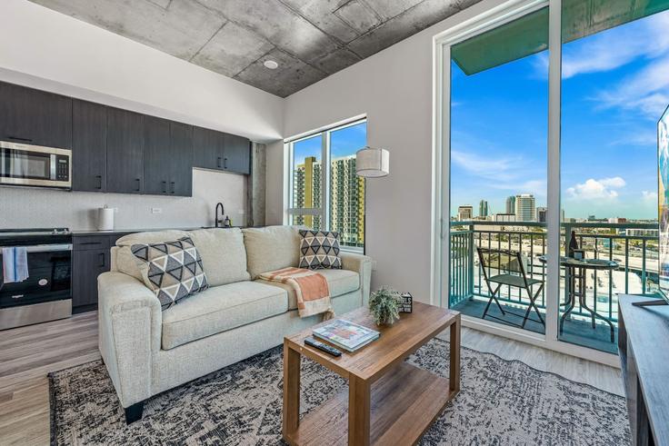Elegante sala de estar con mobiliario moderno en un apartamento en Building North 12th Street - one-stone-property-group-indy - 1313900 - TPA en Tampa, Tampa Elegante sala de estar con mobiliario moderno en un apartamento en Building North 12th Street - one-stone-property-group-indy - 1313900 - TPA en Tampa, Tampa