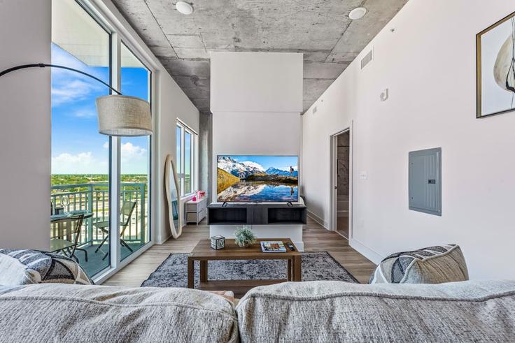 Elegante sala de estar con mobiliario moderno en un apartamento en Building North 12th Street - one-stone-property-group-indy - 1313900 - TPA en Tampa, Tampa