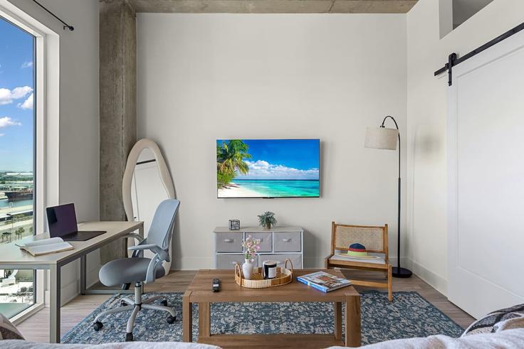 Tampa, Tampa 소재 Building North 12th Street - one-stone-property-group-indy - 1313902 - TPA 유닛에 마련된, 현대적인 가구로 꾸며진 우아한 디자인의 거실