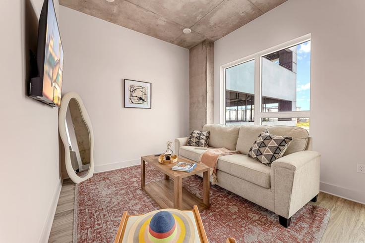 Tampa, Tampa에 위치한 Building North 12th Street - one-stone-property-group-indy - 1313904 - TPA 유닛의 세련된 인테리어가 돋보이는 거실 Tampa, Tampa에 위치한 Building North 12th Street - one-stone-property-group-indy - 1313904 - TPA 유닛의 세련된 인테리어가 돋보이는 거실