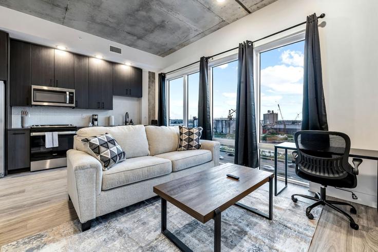 Sala de estar elegantemente projetada com móveis modernos em um apartamento no Building North 12th Street - one-stone-property-group-indy - 1313930 - TPA em Tampa, Tampa Sala de estar elegantemente projetada com móveis modernos em um apartamento no Building North 12th Street - one-stone-property-group-indy - 1313930 - TPA em Tampa, Tampa