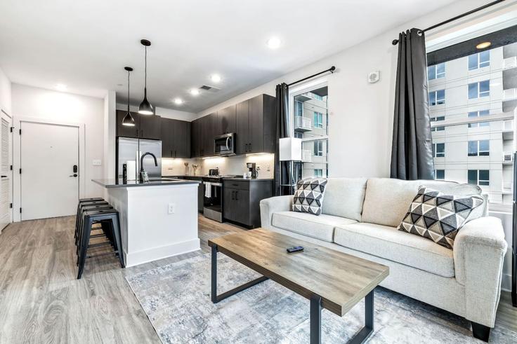 Salle de séjour élégante avec mobilier moderne dans un appartement à Building North 12th Street - one-stone-property-group-indy - 1313932 - TPA à Tampa, Tampa Salle de séjour élégante avec mobilier moderne dans un appartement à Building North 12th Street - one-stone-property-group-indy - 1313932 - TPA à Tampa, Tampa