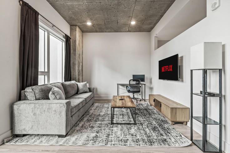 Sala de estar elegantemente projetada com móveis modernos em um apartamento no Building North 12th Street - one-stone-property-group-indy - 1313936 - TPA em Tampa, Tampa