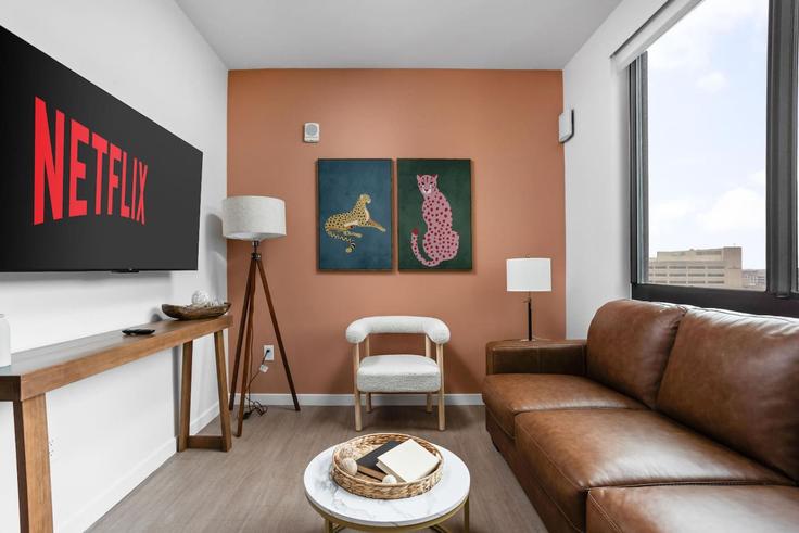 Elegant gestaltetes Wohnzimmer mit moderner Einrichtung in einer Wohnung im Building North Pennsylvania Street - one-stone-property-group-indy - 1313951 - USA in Indianapolis, Indianapolis Elegant gestaltetes Wohnzimmer mit moderner Einrichtung in einer Wohnung im Building North Pennsylvania Street - one-stone-property-group-indy - 1313951 - USA in Indianapolis, Indianapolis