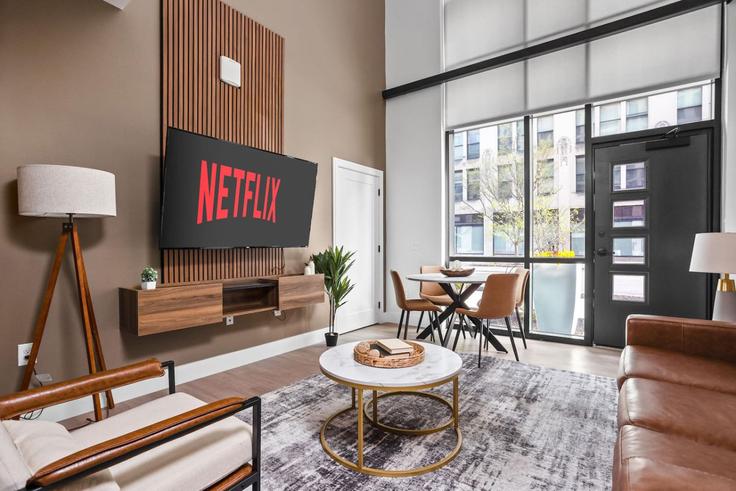 Salle de séjour élégante avec mobilier moderne dans un appartement à Building North Pennsylvania Street - one-stone-property-group-indy - 1313952 - USA à Indianapolis, Indianapolis Salle de séjour élégante avec mobilier moderne dans un appartement à Building North Pennsylvania Street - one-stone-property-group-indy - 1313952 - USA à Indianapolis, Indianapolis