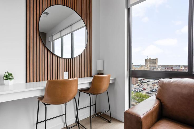 Building North Pennsylvania Street - one-stone-property-group-indy - 1313953 - USA adresindeki bir dairede modern mobilyalarla zarif bir şekilde tasarlanmış oturma odası Indianapolis, Indianapolis Building North Pennsylvania Street - one-stone-property-group-indy - 1313953 - USA adresindeki bir dairede modern mobilyalarla zarif bir şekilde tasarlanmış oturma odası Indianapolis, Indianapolis