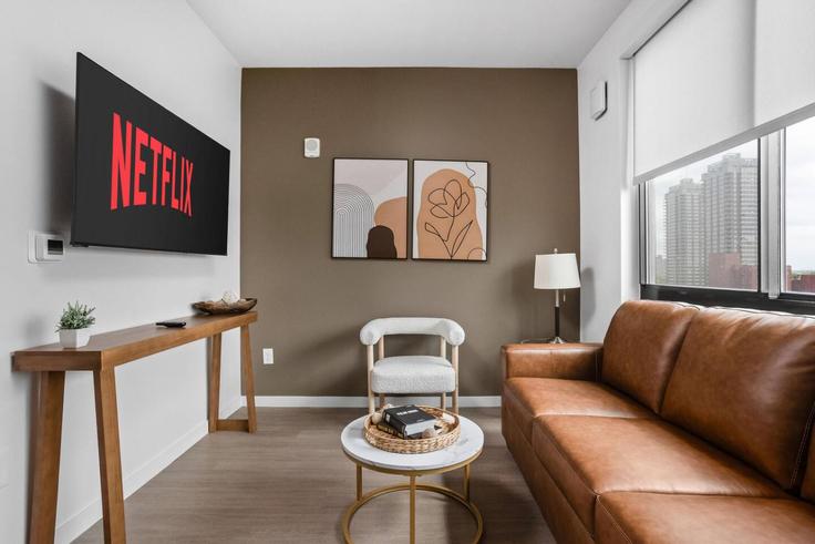 Indianapolis, Indianapolis에 위치한 Building North Pennsylvania Street - one-stone-property-group-indy - 1313954 - USA 아파트의 세련된 인테리어가 돋보이는 거실 Indianapolis, Indianapolis에 위치한 Building North Pennsylvania Street - one-stone-property-group-indy - 1313954 - USA 아파트의 세련된 인테리어가 돋보이는 거실