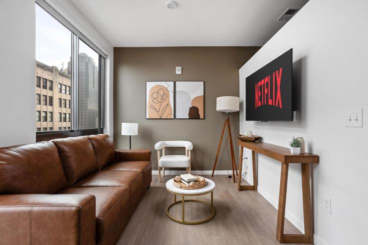 Elegant gestaltetes Wohnzimmer mit moderner Einrichtung in einer Wohnung im Building North Pennsylvania Street - one-stone-property-group-indy - 1313955 - USA in Indianapolis, Indianapolis Elegant gestaltetes Wohnzimmer mit moderner Einrichtung in einer Wohnung im Building North Pennsylvania Street - one-stone-property-group-indy - 1313955 - USA in Indianapolis, Indianapolis