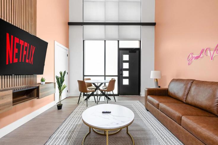 Salle de séjour élégante avec mobilier moderne dans un appartement à Building North Pennsylvania Street - one-stone-property-group-indy - 1313960 - USA à Indianapolis, Indianapolis Salle de séjour élégante avec mobilier moderne dans un appartement à Building North Pennsylvania Street - one-stone-property-group-indy - 1313960 - USA à Indianapolis, Indianapolis