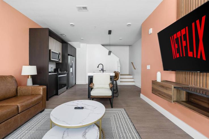 Elegant gestaltetes Wohnzimmer mit moderner Einrichtung in einer Wohnung im Building North Pennsylvania Street - one-stone-property-group-indy - 1313970 - USA in Indianapolis, Indianapolis