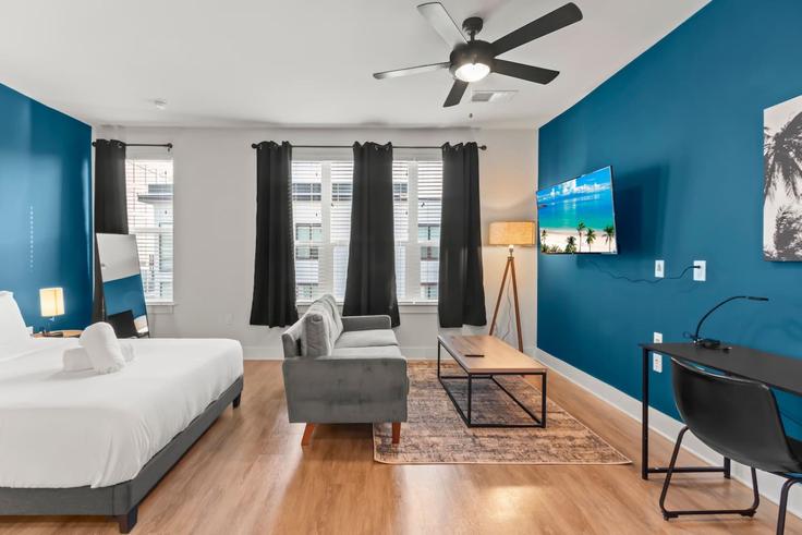 Salle de séjour élégante avec mobilier moderne dans un appartement à Building Gramercy Lane - one-stone-property-group-indy - 1316303 à Tampa, Tampa