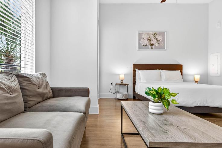 Tampa, Tampa에 위치한 Building Gramercy Lane - one-stone-property-group-indy - 1316303 유닛의 세련된 인테리어가 돋보이는 거실