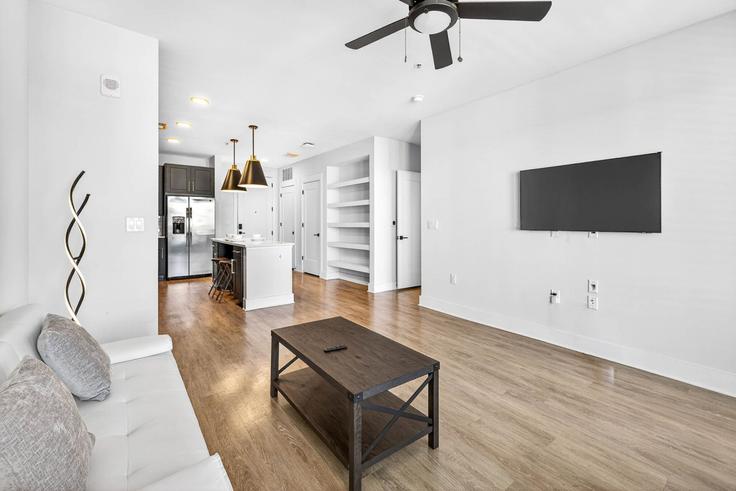 Elegante sala de estar con mobiliario moderno en un apartamento en Building Gramercy Lane - one-stone-property-group-indy - 1317850 en Tampa, Tampa