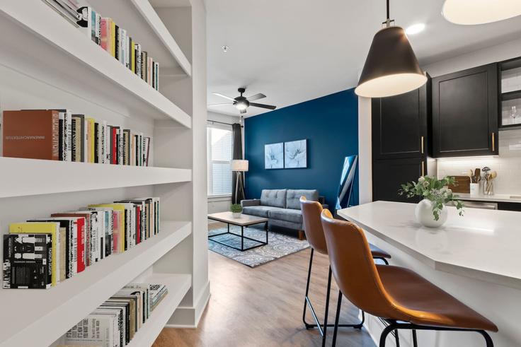 Elegante sala de estar con mobiliario moderno en un apartamento en Building West Grace Street - one-stone-tampa - 1312498 - TPA en Tampa, Tampa Elegante sala de estar con mobiliario moderno en un apartamento en Building West Grace Street - one-stone-tampa - 1312498 - TPA en Tampa, Tampa
