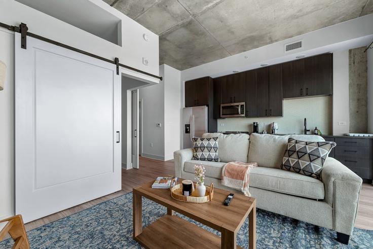 Tampa, Tampa에 위치한 Building North 12th Street - one-stone-tampa - 1312524 - TPA 유닛의 세련된 인테리어가 돋보이는 거실