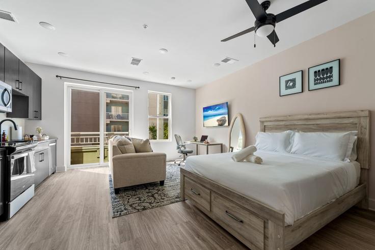 Tampa, Tampa에 위치한 Building North 12th Street - one-stone-tampa - 1312525 - TPA 유닛의 세련된 인테리어가 돋보이는 거실