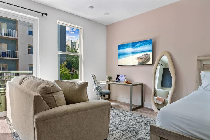 Elegant gestaltetes Wohnzimmer mit moderner Einrichtung in einer Wohnung im Building North 12th Street - one-stone-tampa - 1312525 - TPA in Tampa, Tampa Elegant gestaltetes Wohnzimmer mit moderner Einrichtung in einer Wohnung im Building North 12th Street - one-stone-tampa - 1312525 - TPA in Tampa, Tampa