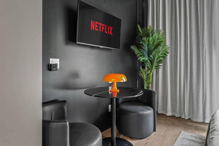 Tampa, Tampa에 위치한 Building North 17th Street - one-stone-tampa - 1312533 - TPA 유닛의 세련된 인테리어가 돋보이는 거실