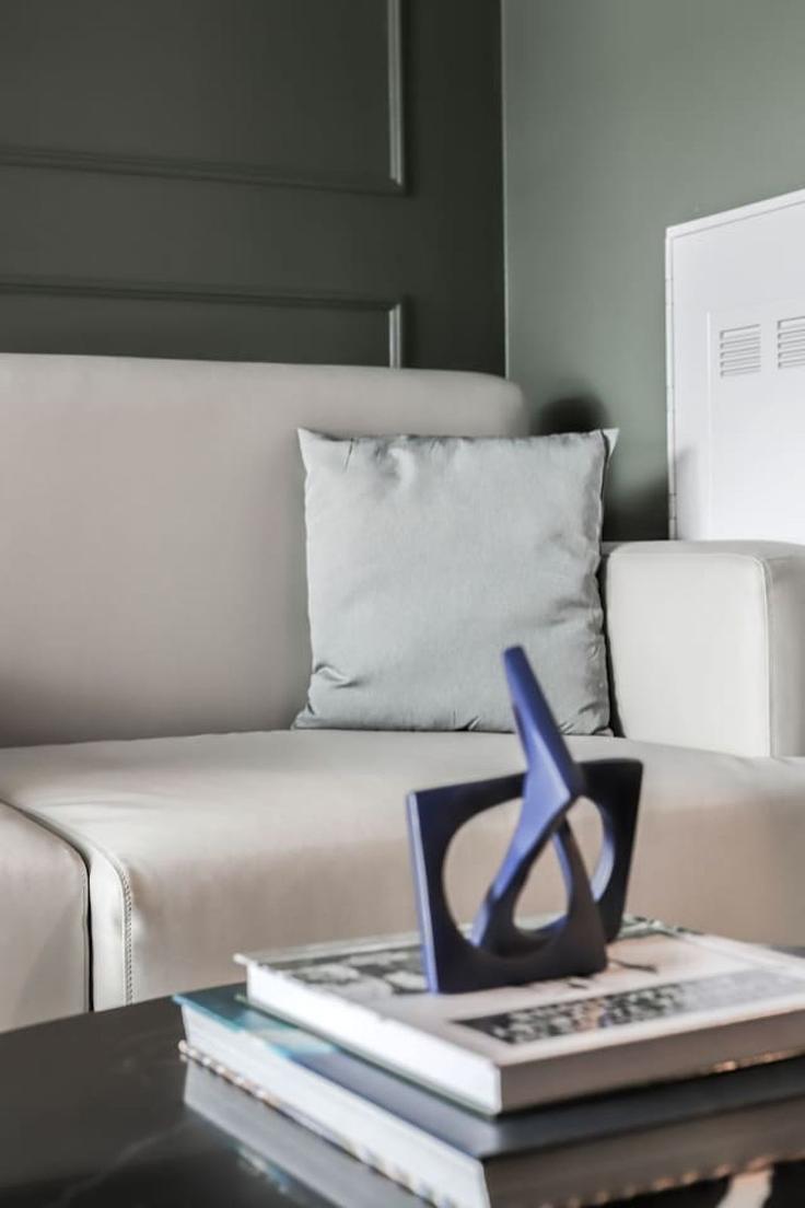 Sala de estar elegantemente projetada com móveis modernos em um apartamento no Building North 17th Street - one-stone-tampa - 1312534 - TPA em Tampa, Tampa