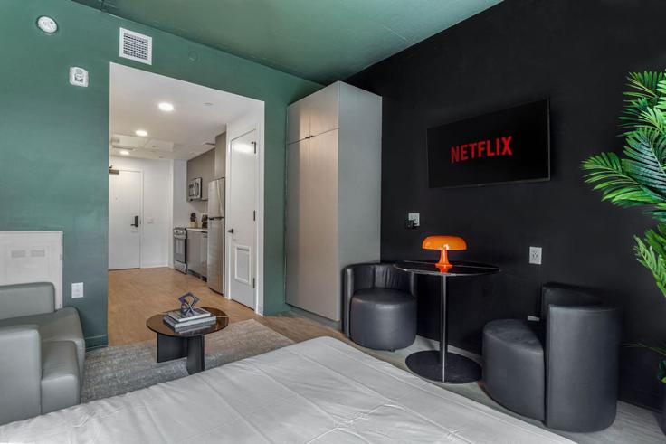 Sala de estar elegantemente projetada com móveis modernos em um apartamento no Building North 17th Street - one-stone-tampa - 1312535 - TPA em Tampa, Tampa Sala de estar elegantemente projetada com móveis modernos em um apartamento no Building North 17th Street - one-stone-tampa - 1312535 - TPA em Tampa, Tampa