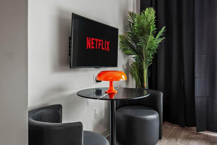 Tampa, Tampa에 위치한 Building North 17th Street - one-stone-tampa - 1312545 - TPA 유닛의 세련된 인테리어가 돋보이는 거실