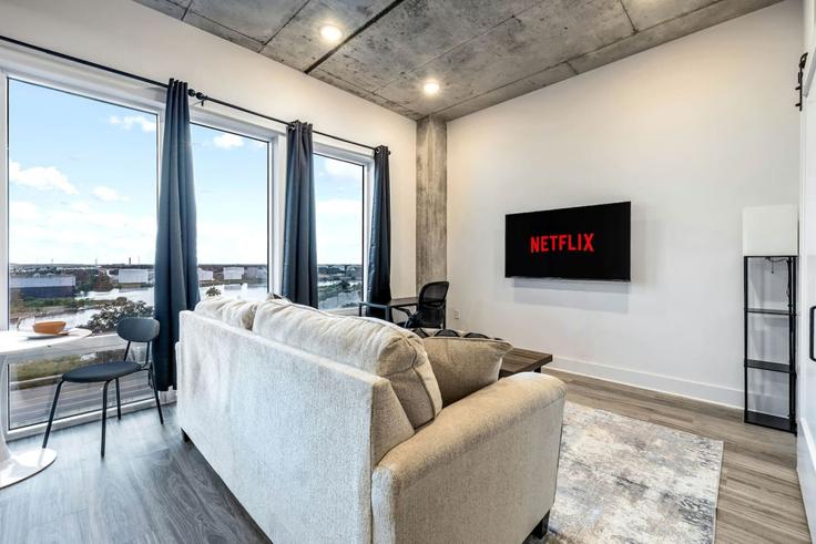 Elegante sala de estar con mobiliario moderno en un apartamento en Building North 12th Street - one-stone-tampa - 1312551 - TPA en Tampa, Tampa Elegante sala de estar con mobiliario moderno en un apartamento en Building North 12th Street - one-stone-tampa - 1312551 - TPA en Tampa, Tampa