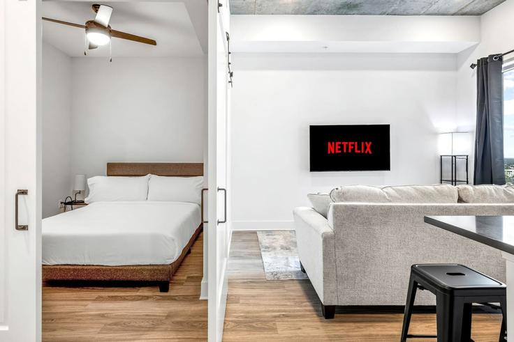 Building North 12th Street - one-stone-tampa - 1312552 - TPA adresindeki bir dairede modern mobilyalarla zarif bir şekilde tasarlanmış oturma odası Tampa, Tampa Building North 12th Street - one-stone-tampa - 1312552 - TPA adresindeki bir dairede modern mobilyalarla zarif bir şekilde tasarlanmış oturma odası Tampa, Tampa