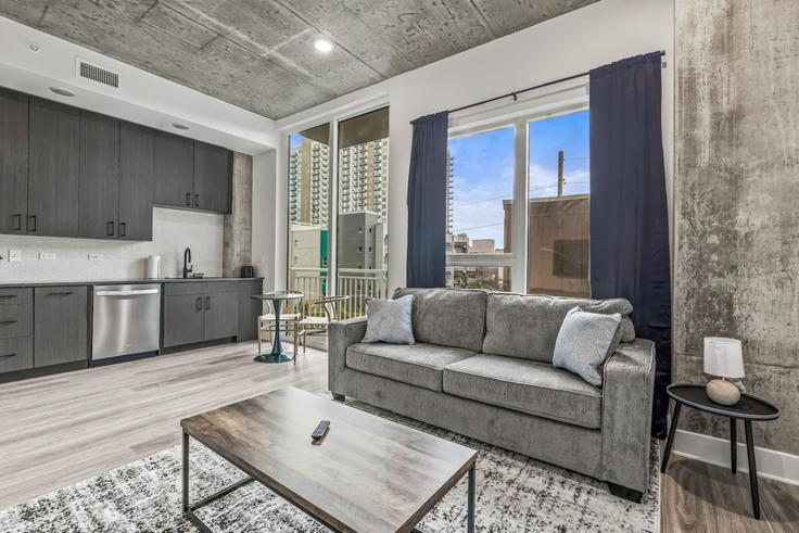 Elegant gestaltetes Wohnzimmer mit moderner Einrichtung in einer Wohnung im Building North 12th Street - one-stone-tampa - 1312564 - TPA in Tampa, Tampa