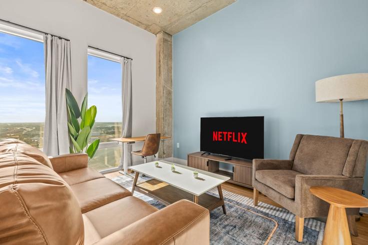 Sala de estar elegantemente projetada com móveis modernos em um apartamento no Building North 12th Street - one-stone-tampa - 1312581 - TPA em Tampa, Tampa