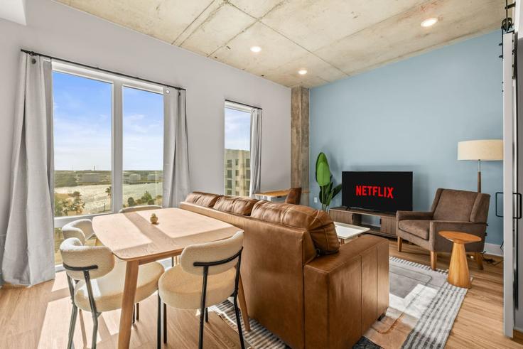 Elegante sala de estar con mobiliario moderno en un apartamento en Building North 12th Street - one-stone-tampa - 1312583 - TPA en Tampa, Tampa