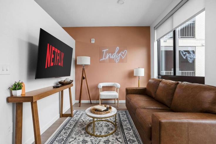 Elegante sala de estar con mobiliario moderno en un apartamento en Building North Pennsylvania Street - one-stone-tampa - 1312584 - USA en Indianapolis, Indianapolis Elegante sala de estar con mobiliario moderno en un apartamento en Building North Pennsylvania Street - one-stone-tampa - 1312584 - USA en Indianapolis, Indianapolis