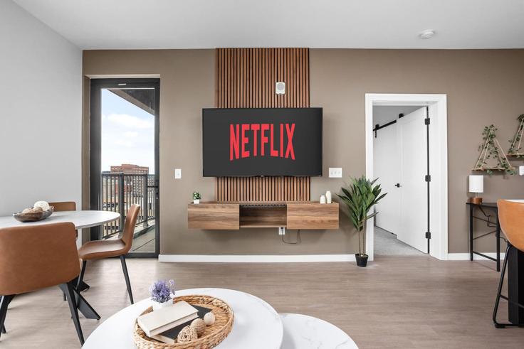 Sala de estar elegantemente projetada com móveis modernos em um apartamento no Building North Pennsylvania Street - one-stone-tampa - 1312585 - USA em Indianapolis, Indianapolis Sala de estar elegantemente projetada com móveis modernos em um apartamento no Building North Pennsylvania Street - one-stone-tampa - 1312585 - USA em Indianapolis, Indianapolis