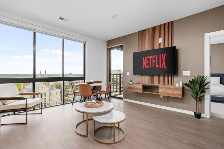 Elegante sala de estar con mobiliario moderno en un apartamento en Building North Pennsylvania Street - one-stone-tampa - 1312585 - USA en Indianapolis, Indianapolis