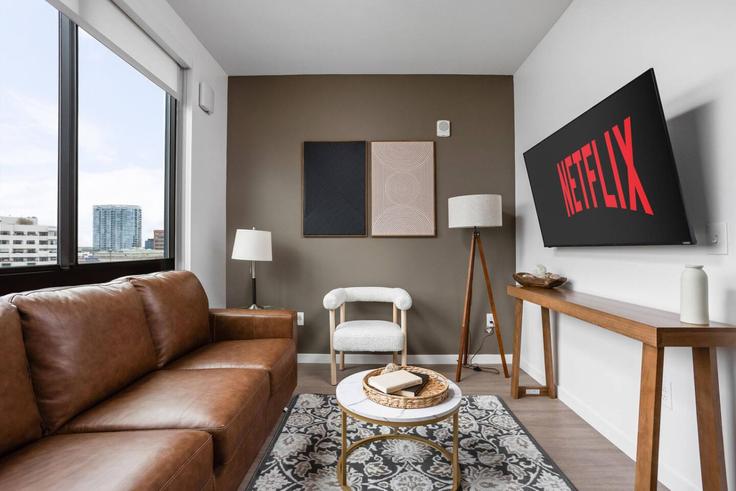 Sala de estar elegantemente projetada com móveis modernos em um apartamento no Building North Pennsylvania Street - one-stone-tampa - 1312586 - USA em Indianapolis, Indianapolis