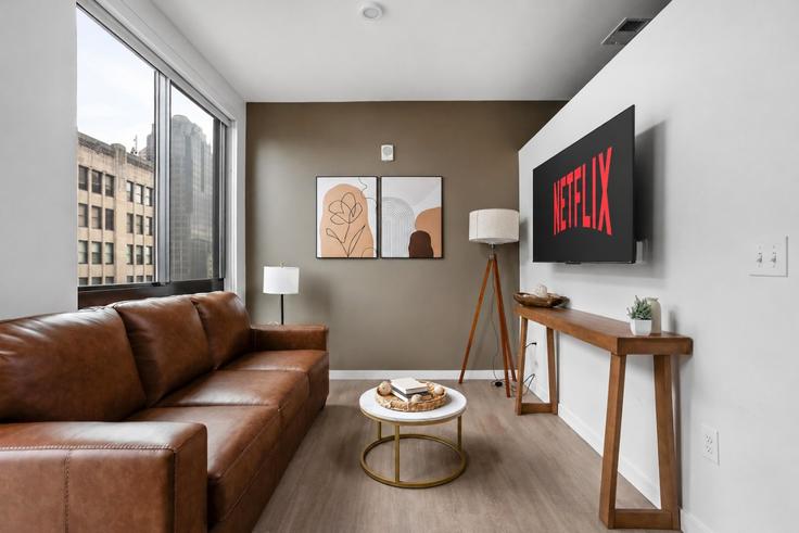 Elegant gestaltetes Wohnzimmer mit moderner Einrichtung in einer Wohnung im Building North Pennsylvania Street - one-stone-tampa - 1312592 - USA in Indianapolis, Indianapolis Elegant gestaltetes Wohnzimmer mit moderner Einrichtung in einer Wohnung im Building North Pennsylvania Street - one-stone-tampa - 1312592 - USA in Indianapolis, Indianapolis