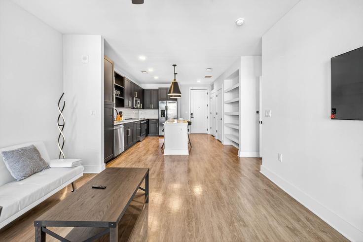 Elegante sala de estar con mobiliario moderno en un apartamento en Building Gramercy Lane - one-stone-tampa - 1317854 en Tampa, Tampa